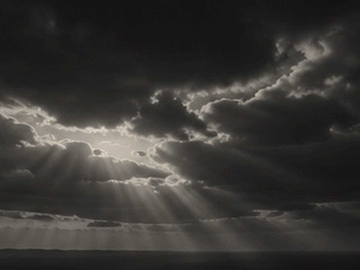 Lichtstrahlen durch Wolken als stimmungsvolles Motiv.